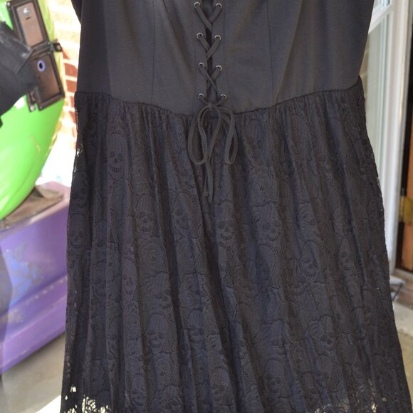 Hot Topic Dress size 2 Maxi Skull Lace Short Lined Lace Front Sleeveless Goth - Picture 2 of 6